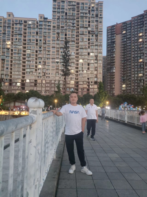 寂寞的男人的第一张照片--大邑闪婚服务中心